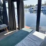 Floating Experience Black Pearl, Maggiore Hotel na wodzie