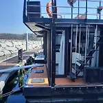 Hotel na wodzie Floating Experience Black Pearl, Maggiore