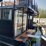 Hotel na wodzie Floating Experience Black Pearl, Maggiore *