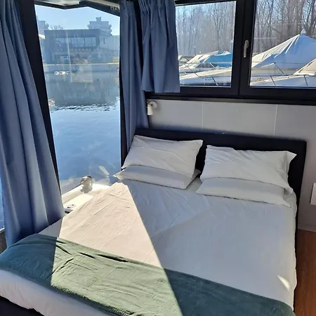 Hotel na wodzie Floating Experience Black Pearl, Maggiore