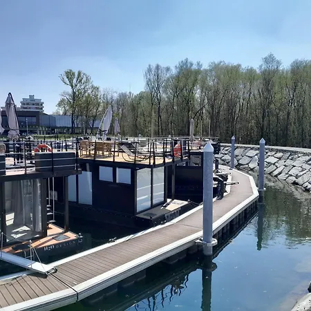 船屋 Floating Experience Black Pearl, Maggiore