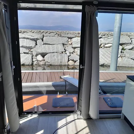 Floating Experience Black Pearl, Maggiore 船屋