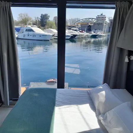 Botel Floating Experience Black Pearl, Maggiore Dormelletto