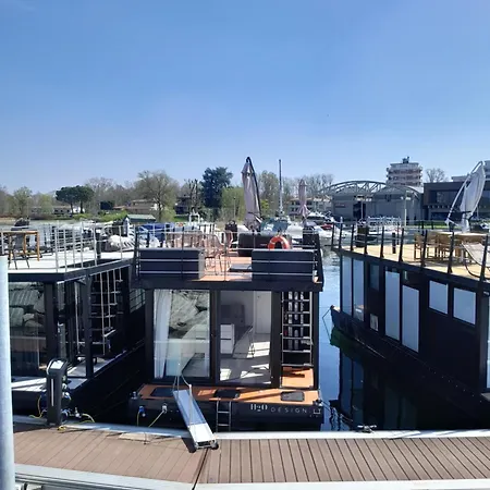 Hotel na wodzie Floating Experience Black Pearl, Maggiore