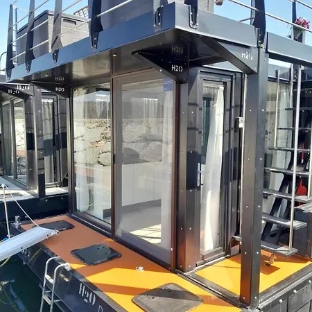 Floating Experience Black Pearl, Maggiore Hotel na wodzie *