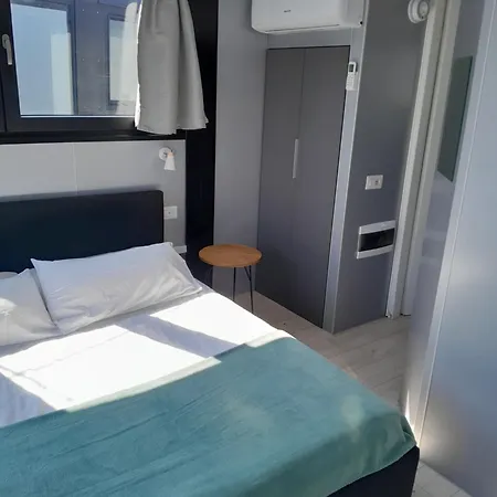 Hotel na wodzie Floating Experience Black Pearl, Maggiore *