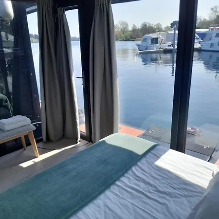 Floating Experience Black Pearl, Maggiore 船屋