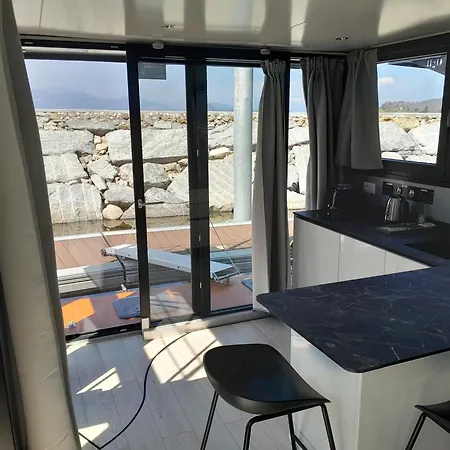 Floating Experience Black Pearl, Maggiore Πλωτό κατάλυμα Dormelletto