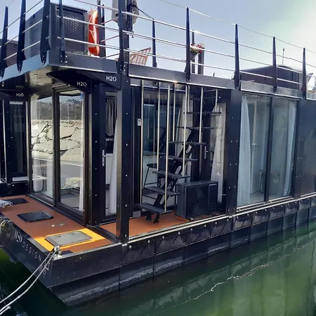 Hotel na wodzie Floating Experience Black Pearl, Maggiore Dormelletto