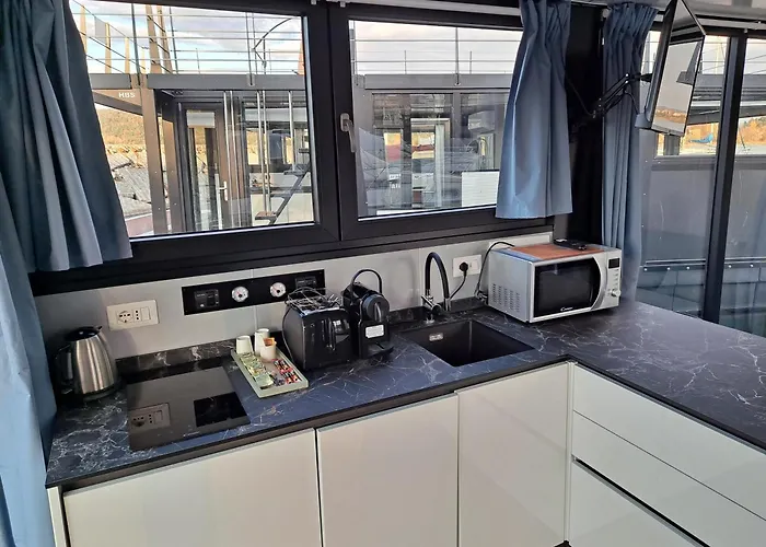 Floating Experience Black Pearl, Maggiore Tekne