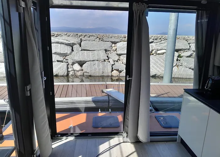 Floating Experience Black Pearl, Maggiore 船屋